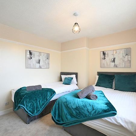 فيلا Sleek And Stylish 3 Bed In Bolton - Garden - Parking المظهر الخارجي الصورة