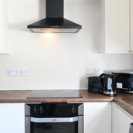فيلا Sleek And Stylish 3 Bed In Bolton - Garden - Parking المظهر الخارجي الصورة