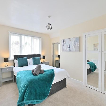 فيلا Sleek And Stylish 3 Bed In Bolton - Garden - Parking المظهر الخارجي الصورة