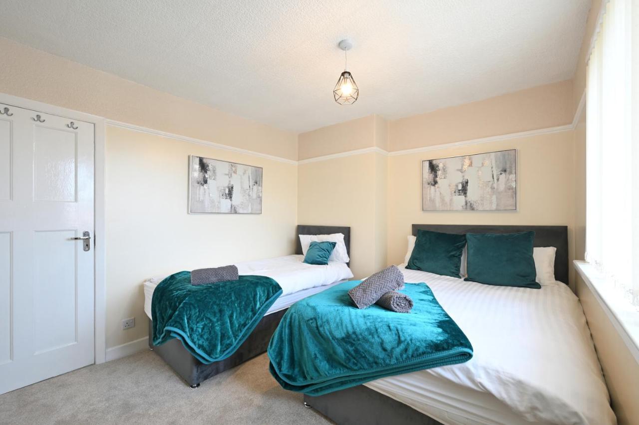 فيلا Sleek And Stylish 3 Bed In Bolton - Garden - Parking المظهر الخارجي الصورة