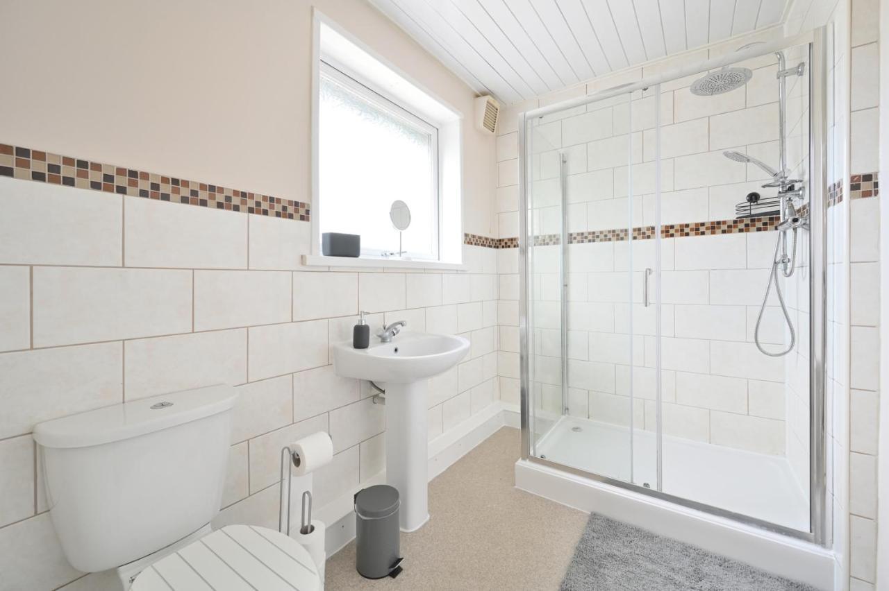 فيلا Sleek And Stylish 3 Bed In Bolton - Garden - Parking المظهر الخارجي الصورة