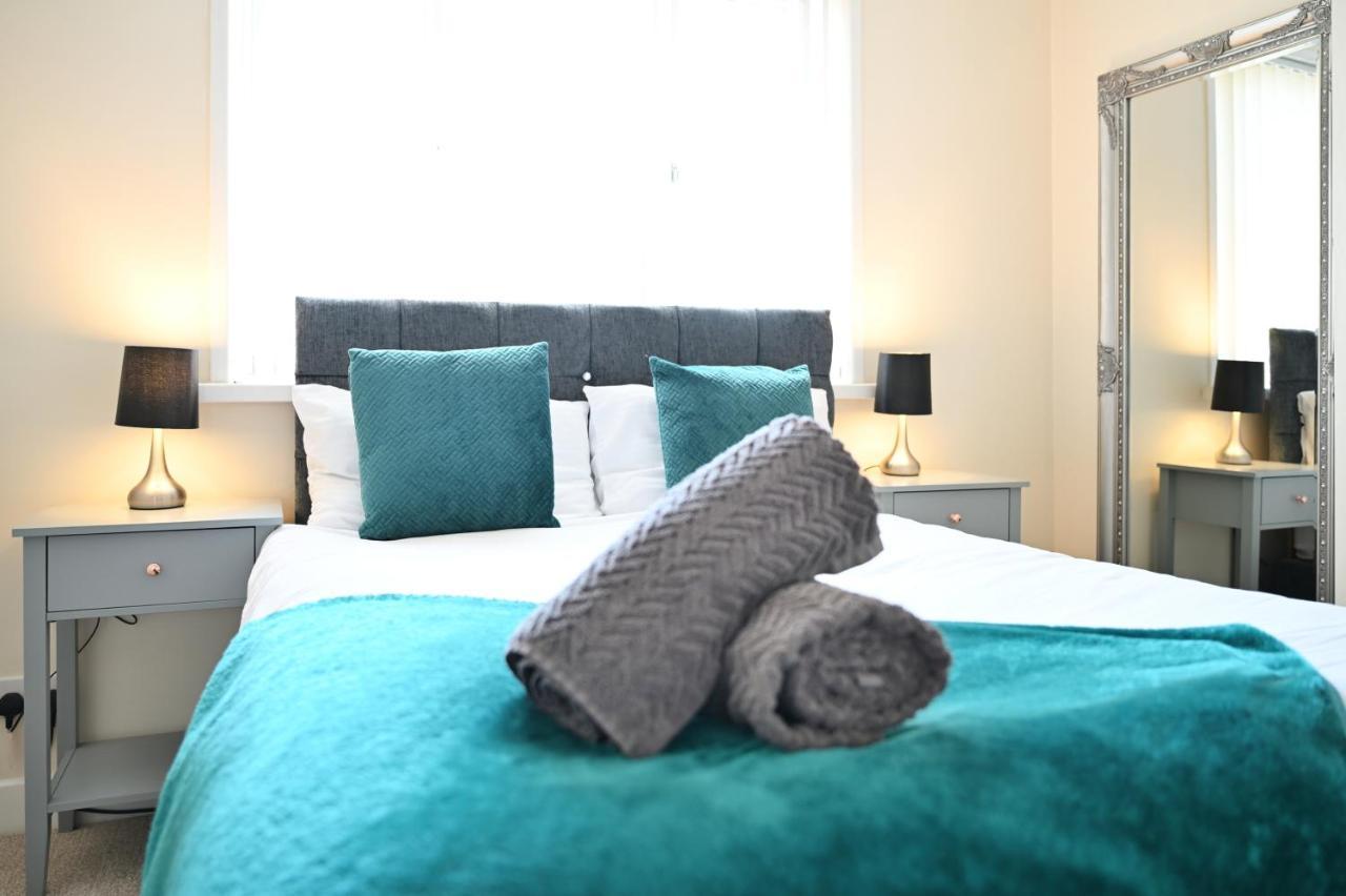 فيلا Sleek And Stylish 3 Bed In Bolton - Garden - Parking المظهر الخارجي الصورة