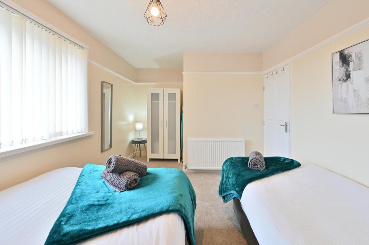 فيلا Sleek And Stylish 3 Bed In Bolton - Garden - Parking المظهر الخارجي الصورة