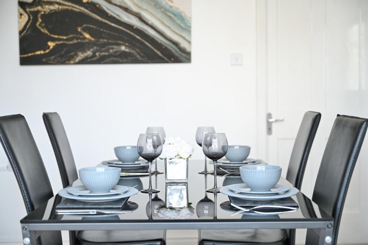 فيلا Sleek And Stylish 3 Bed In Bolton - Garden - Parking المظهر الخارجي الصورة