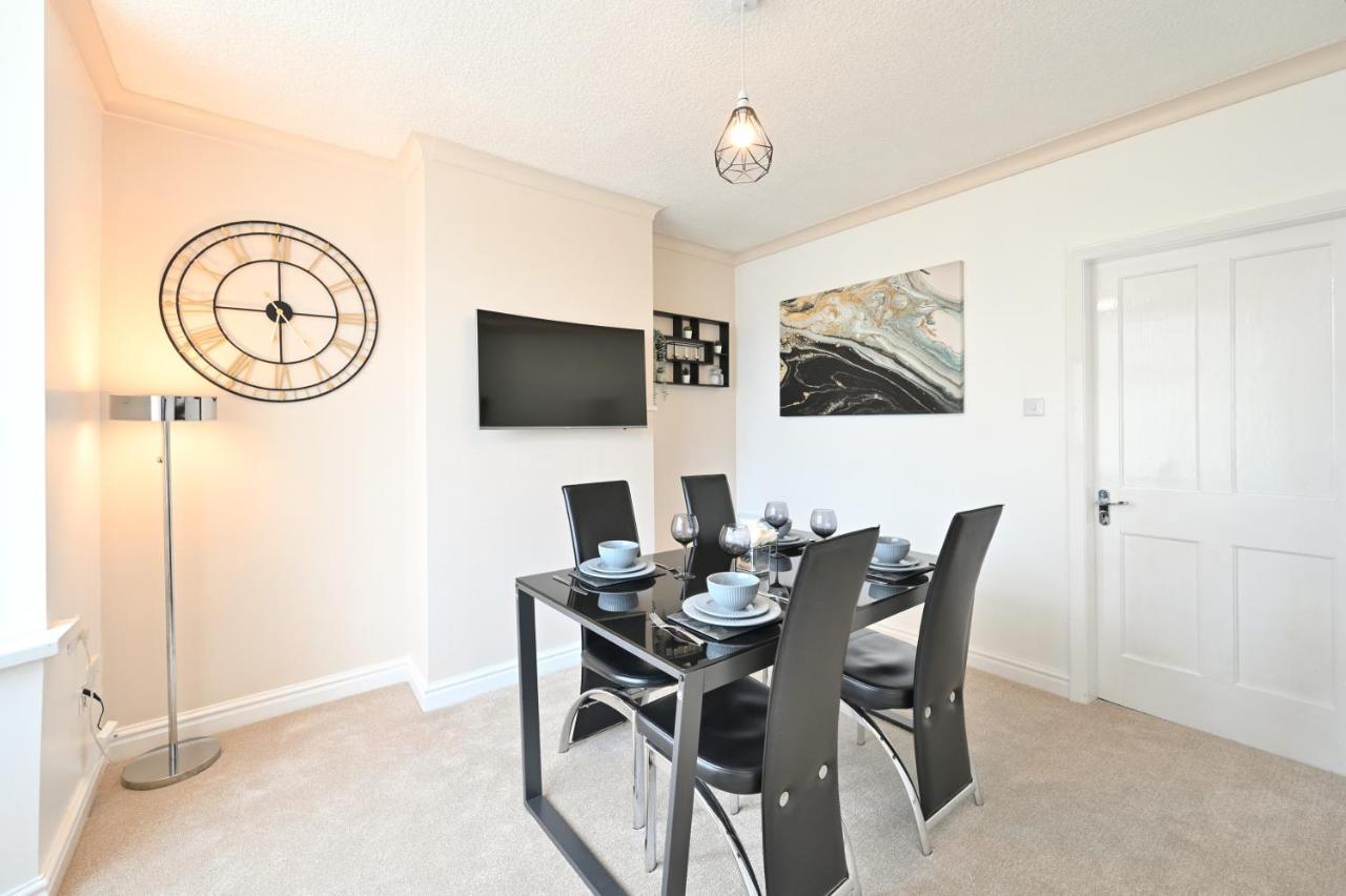 فيلا Sleek And Stylish 3 Bed In Bolton - Garden - Parking المظهر الخارجي الصورة