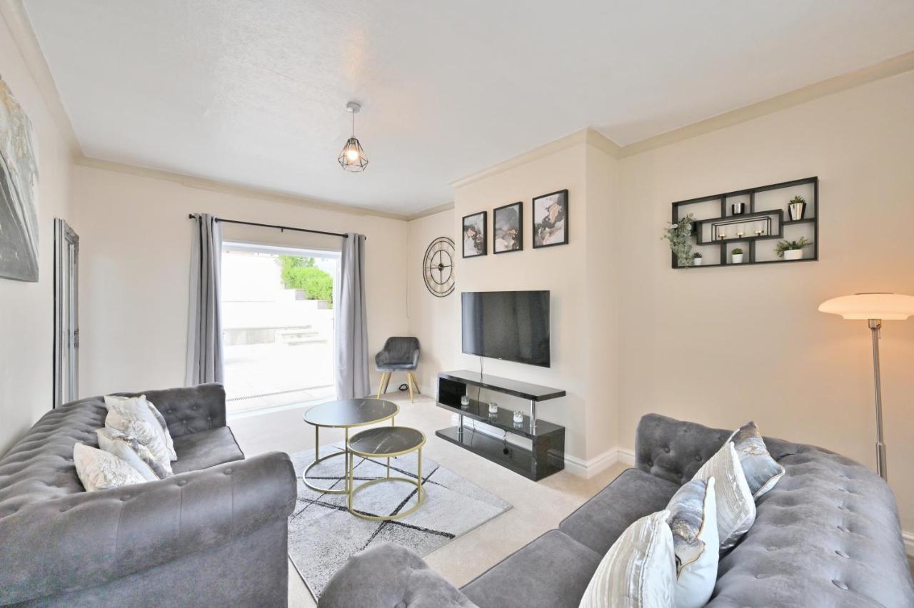 فيلا Sleek And Stylish 3 Bed In Bolton - Garden - Parking المظهر الخارجي الصورة