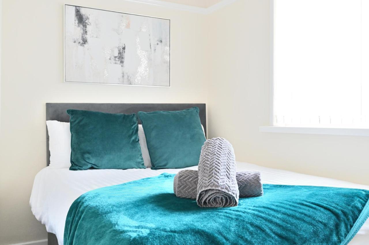 فيلا Sleek And Stylish 3 Bed In Bolton - Garden - Parking المظهر الخارجي الصورة