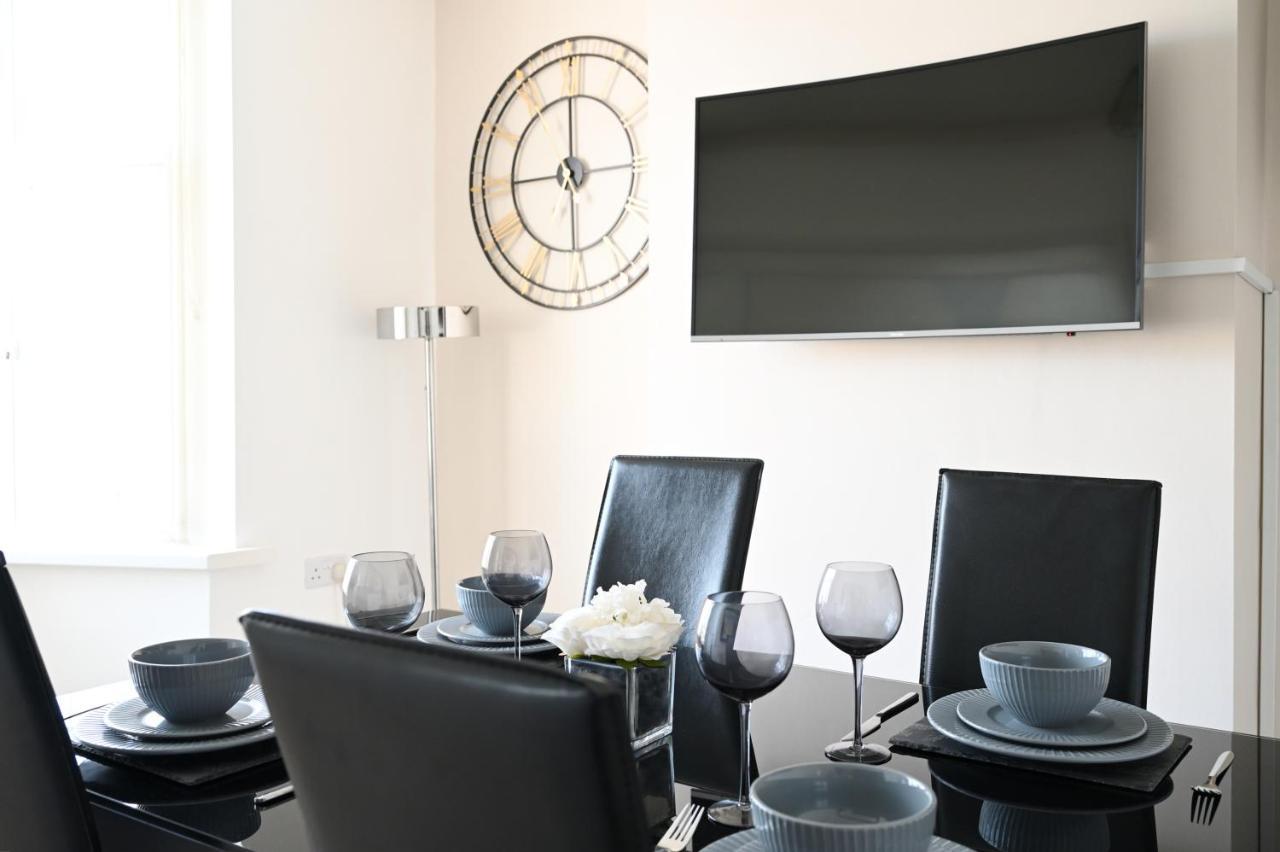 فيلا Sleek And Stylish 3 Bed In Bolton - Garden - Parking المظهر الخارجي الصورة