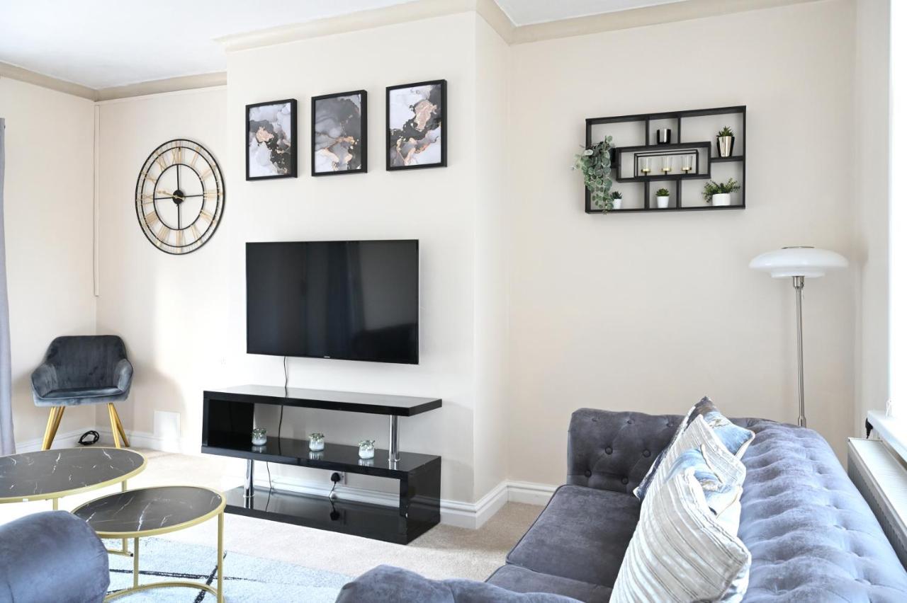 فيلا Sleek And Stylish 3 Bed In Bolton - Garden - Parking المظهر الخارجي الصورة