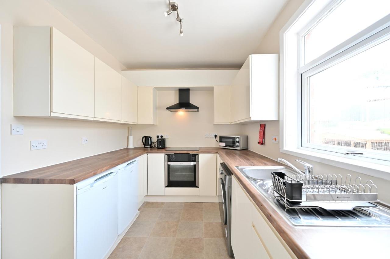 فيلا Sleek And Stylish 3 Bed In Bolton - Garden - Parking المظهر الخارجي الصورة