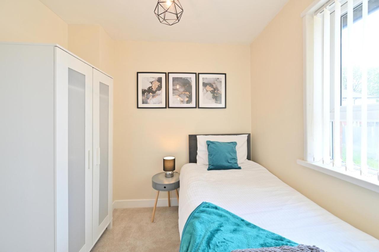 فيلا Sleek And Stylish 3 Bed In Bolton - Garden - Parking المظهر الخارجي الصورة