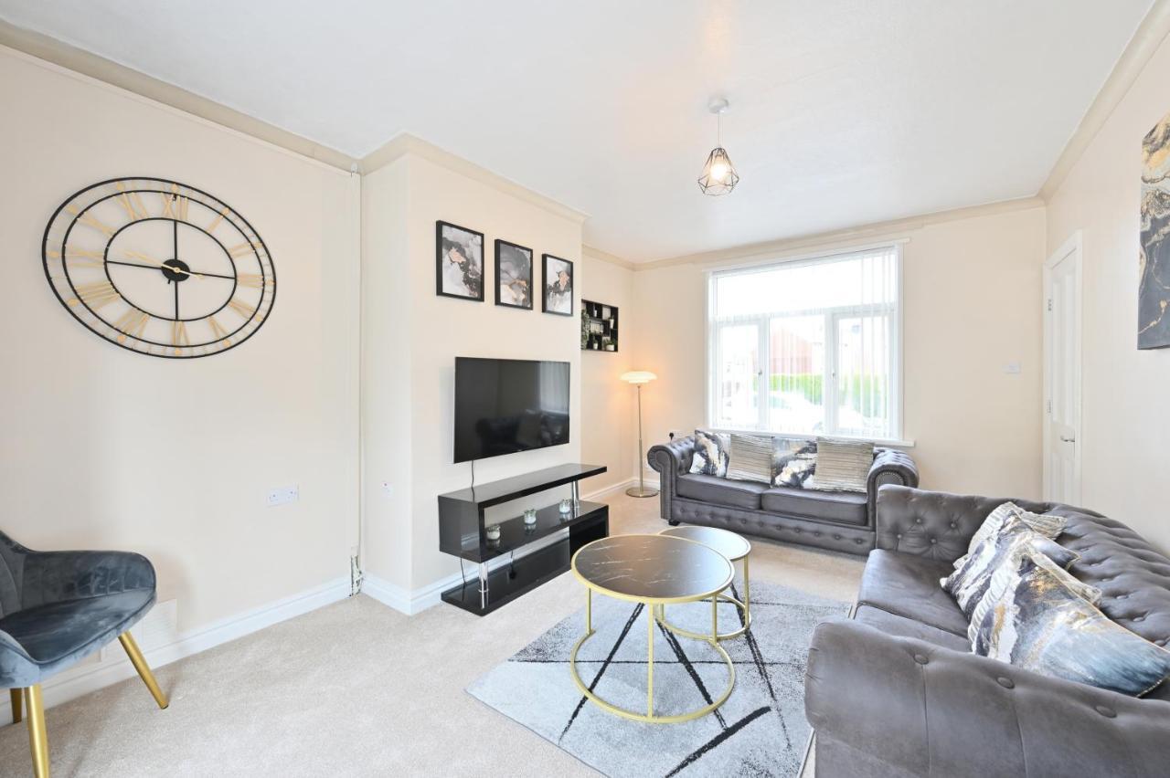 فيلا Sleek And Stylish 3 Bed In Bolton - Garden - Parking المظهر الخارجي الصورة