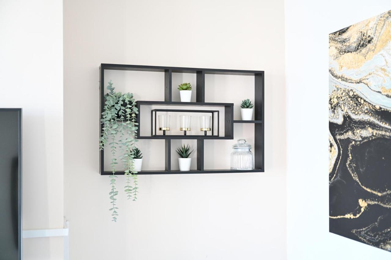 فيلا Sleek And Stylish 3 Bed In Bolton - Garden - Parking المظهر الخارجي الصورة