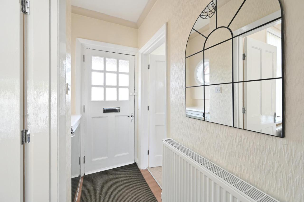 فيلا Sleek And Stylish 3 Bed In Bolton - Garden - Parking المظهر الخارجي الصورة